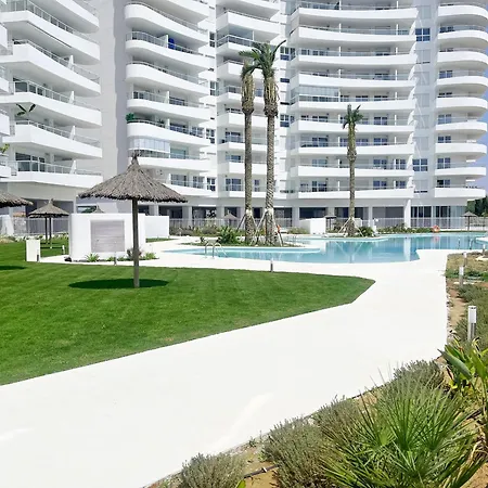 Global Properties, 5 Personas Con Terraza Y Vistas A La Piscina アパート *